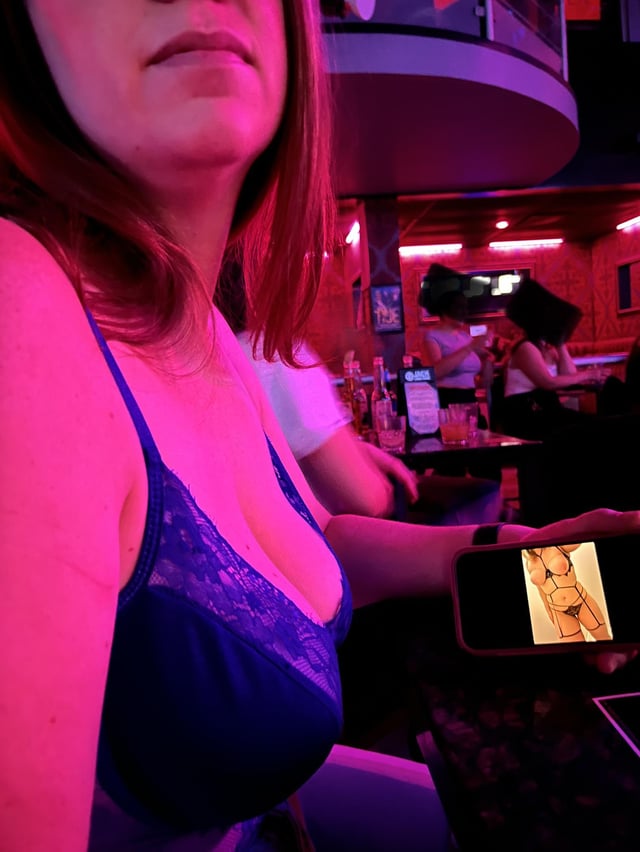 Dared to leave my nude as my screensaver for everyone to see at the bar [IMG]