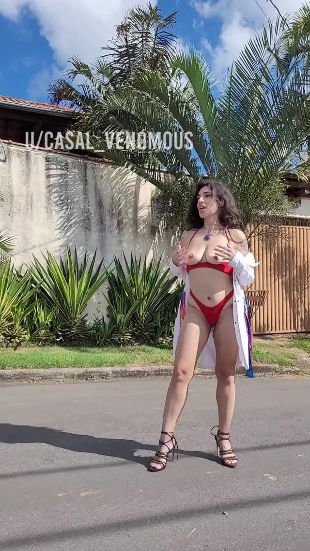 [GIF] Naked in themiddle of the street