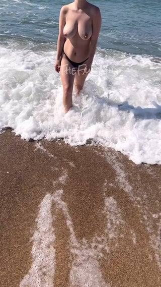 The guys at the beach thought they were in a Baywatch episode [GIF]